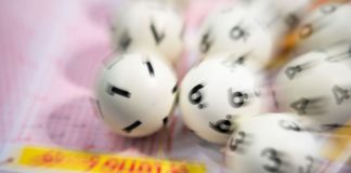 Как поступит с выигрышем Уоррен Баффет? Истории людей, ставших обладателями джекпотов
